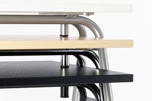 Bei den gestapelten Tischen liegen die Tischplatten nicht aufeinander