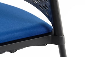 Die Rückenlehne und die Sitzfläche passen perfekt zu den Armlehnen und Gestell