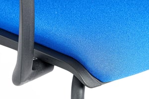 Die Armlehnen sind elegant an der Seite eingelassen