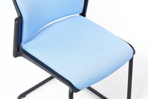 Die Polsterbezüge bestehen aus schmutzabweisenden Stoff