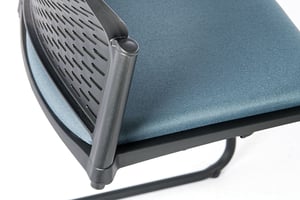 Die Rückenlehne ist fest am Stuhl befestigt