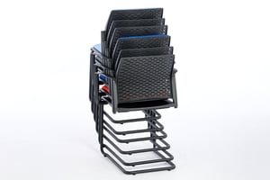 Gestapelt beansprucht der Stuhl wenig Platz