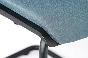 Sitzfläche und Polster bilden eine stabile Einheit