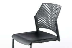 Die Stuhlflächen sind ergonomisch geformt