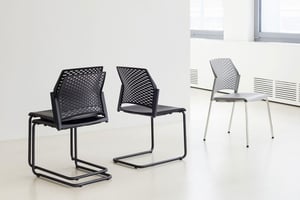 In Kombination wirken unsere stapelbaren Freischwingerstühle Paris FS sehr gut mit unserem Vierbeiner Grundmodell Paris