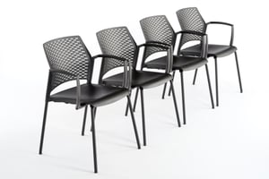 Der Stapelstuhl Paris AL ist trotzdem Armlehnen als Reihenstuhl verwendbar