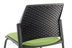 Die Rückseite der gelochten Rückenlehne wirkt nicht langweilig