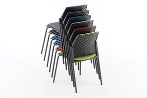 Die Stuhlstapel sind schnell zu transportieren