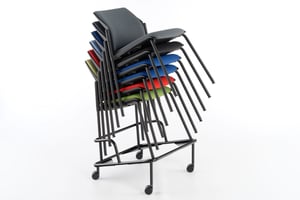 Mit einem Rollwagen lassen die Stühle gestapelt schnell und leicht transportieren