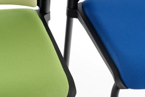 Natürlich können die Polsterstühle auch ohne Verbinder gestellt werden