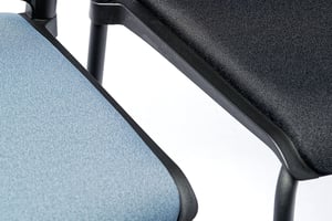 Wird kein Verbinder benötigt lässt er sich unter dem Sitz klappen