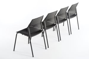 Die Löcher der Rückenlehne sorgen auch an warmen Tagen für Luftzirkulation