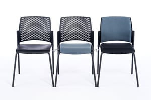 Die Stühle der Paris Serie können miteinander verbunden werden