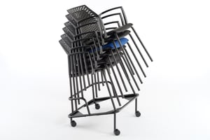 Mit dem Transportwagen lassen sich die Kunststoffstühle der Modellfamilie Paris einfach zum Bestimmungsort transportieren