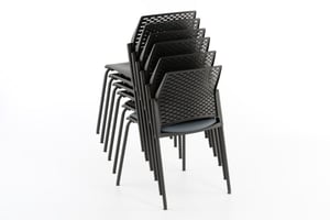 Sicheres Stapeln durch die gekrümmte Rückenlehne