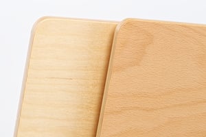 Das Holz des Schreibtablar kann ausgewählt werden
