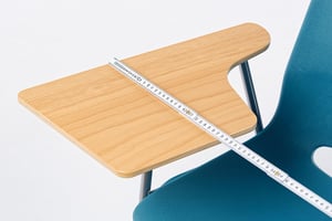 Ein sehr breites Schreibtablar mit 28cm