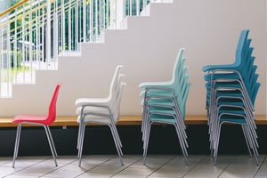 Unser Stapelstuhl in verschiedenen Farben