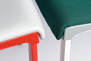 Verschiedene Farben sind beim Gestell sowie Polster konfigurierbar
