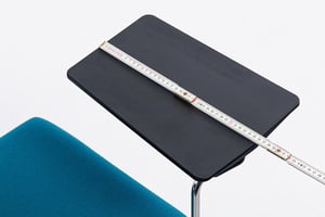 Das Schreibtablar ist fast 36 cm breit