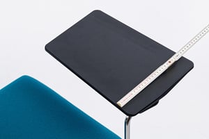 Das Tablar bietet viel Platz zum Arbeiten