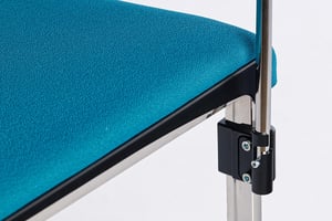 Das abnehmbare Schreibtablar ist einfach und schnell am Gestell zu befestigen