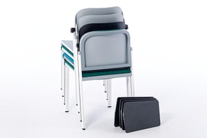 Die Schreibtablare können schnell abgenommen werden und somit die Stühle platzsparend gestapelt werden