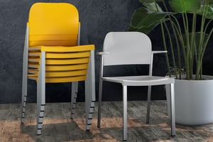 Die Stapelstühle Passau und Passau AL mit Armlehnen können miteinander kombiniert werden