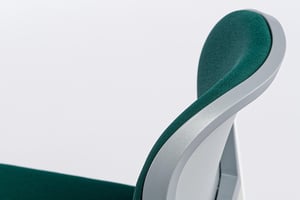 Durch die Biegung der Rückenlehne wird das Sitzerlebnis noch besser