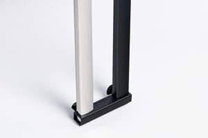 Eine Schraube sichert den Stuhl vor dem rausrutschen aus dem Reihenverbinder