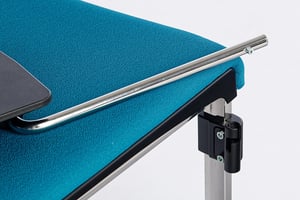 Schnell und unkompliziert kann das Schreibtablar montiert werden