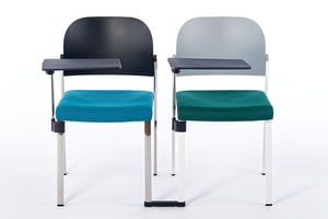 Optional können die Tablarstühle miteinander verbunden werden