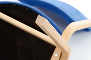 Das Gestell ist ebenfalls aus Holz