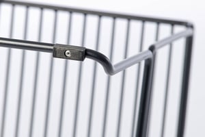 Bodengleiter sind unter den Kufen des Stuhlgestells befestigt