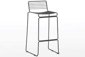 Das schwarze Stahlgestell der stapelbaren Barhocker Phoenix wirkt ansprechend und im Design sehr massiv