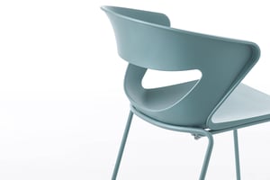 Doe offene Rückenlehne sorgt für ein bequemes Sitzen