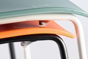 Stapelschützer unter den Sitzflächen schützen die Stühle