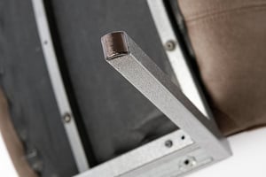 Als Kratzschutz sind Bodenkappen in das Stuhlgestell eingelassen