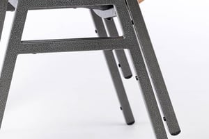 Das Hammerschlag-Stuhlgestell zeigt klare Linien