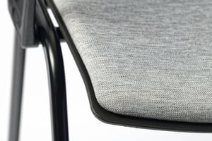 Die Polsterung passt sich der Sitzfläche an