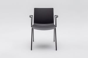 Der Kunststoffstuhl mit Armlehnen eignet sich für Seminare, Konferenzen und auch Wartebereiche