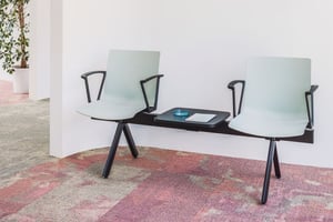 Die Sitzbank Rhodos eignet sich bestens für Wartebereiche