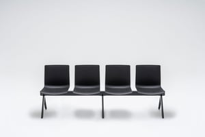 Die Traversenbank Rhodos ist für Wartebereiche und Wartezimmer konzipiert