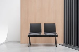 Die Wartebänke können in verschiedenen Varianten passend für ihre Wartebereiche gestaltet werden