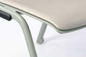 Die Kunstlederpolsterung ist hygienisch abwischbar