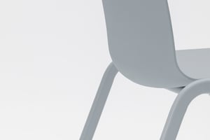 Die gebogene Rückenlehne sorgt für einen bequemes Sitzen