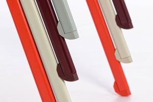 Die Kunststoffgleiter schmiegen sich dem Gestell an