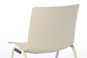 Die Rückenlehne der Rhodos Stapelstühle ist leicht gebogen