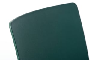 Die Rückenlehne ist ergonomisch geformt