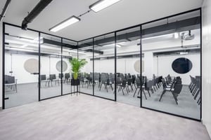 Unsere Rhodos Stapelstühle geben ein ordentliches Bild